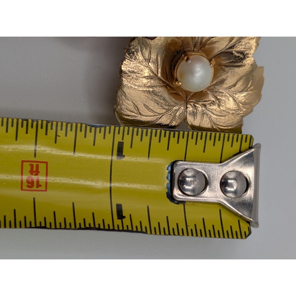 Vintage 1960s Sarah Coventry Small Leaf Faux Pearl Pin Brooch Gold Tone Textured - Picture 7 of 8
